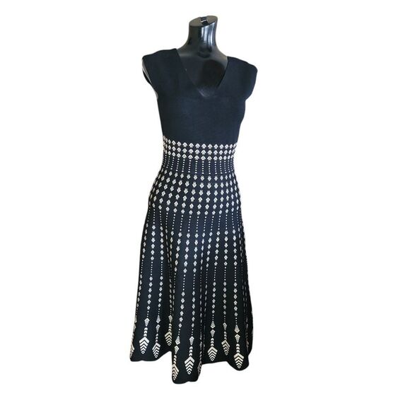 Elegant Black and White Patterned Dress - Picture 4 of 6